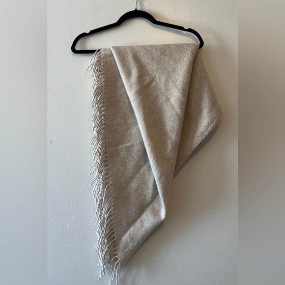 Aritzia Wilfred Wool Triangle Scarf Oatmeal Colour 100% Wool Fringes - Picture 2 of 4